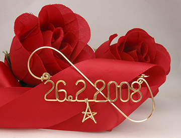personalized name pin in gold wire 